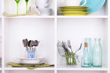 Güzel beyaz raf sofra ve mutfak eşyaları