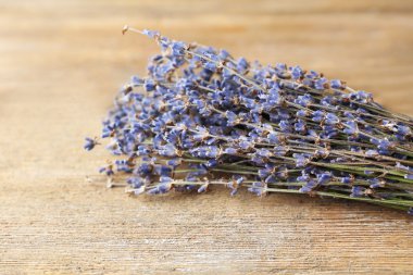 Masaya lavanta çiçek