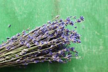 Masaya lavanta çiçek