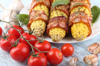 Kaydırılan Mısır ile ızgara domuz pastırması