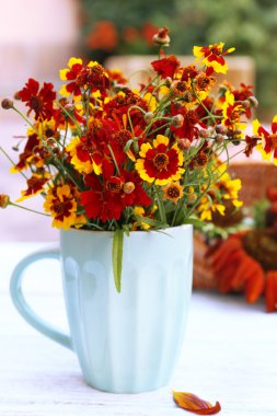 Cam Aranjman üzerinde ahşap masa, açık havada güzel ayçiçeği