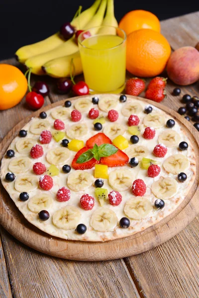 Sweet pizza with fruits on table close-up — Stock Photo, Image