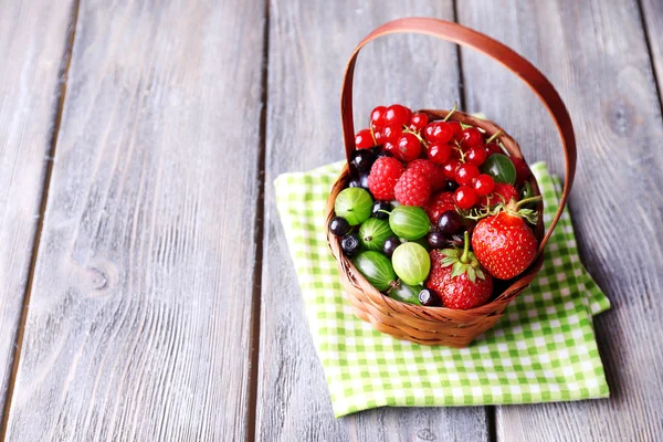 Waldbeeren im Weidenkorb, auf Holzgrund — Stockfoto