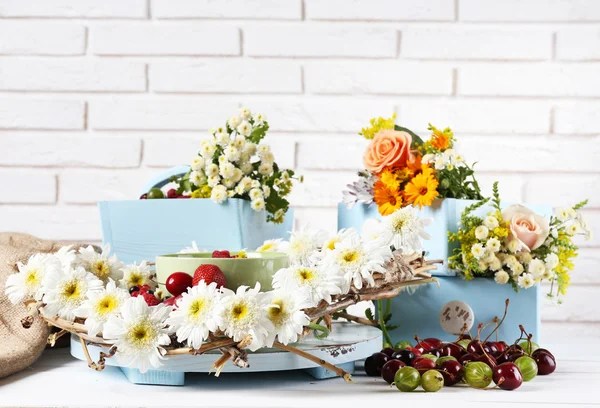 Still life with berries and flowers — Stock Photo, Image