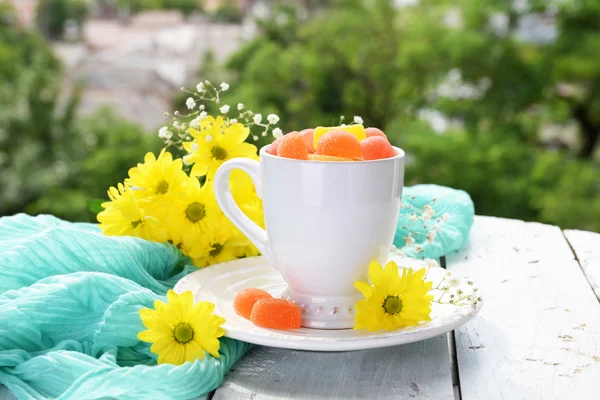 Jelly candies in cup on table close-up — Stock Photo, Image