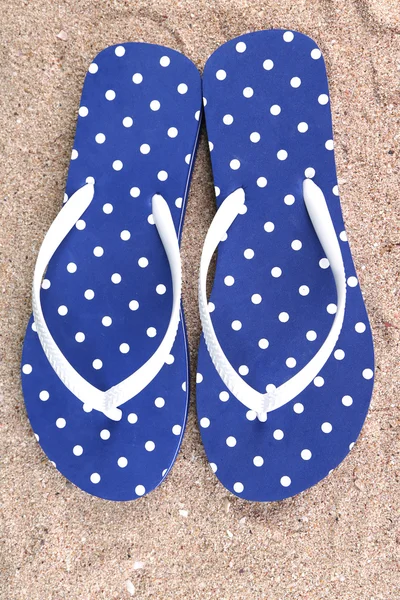 Flip-flops χρώμα σε άμμο φόντο — Φωτογραφία Αρχείου