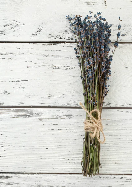 Lavendel bloemen op tafel — Stockfoto