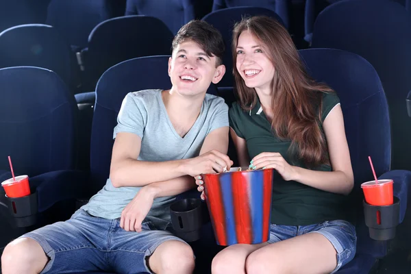 Jong koppel letten van film in de bioscoop — Stockfoto