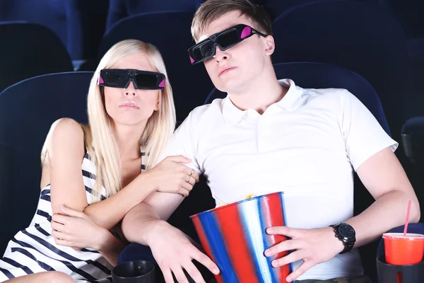 Pareja joven viendo películas en el cine — Foto de Stock