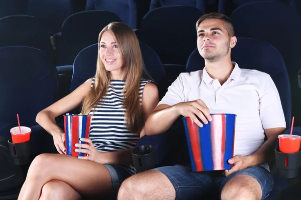 Pareja joven viendo películas en el cine — Foto de Stock