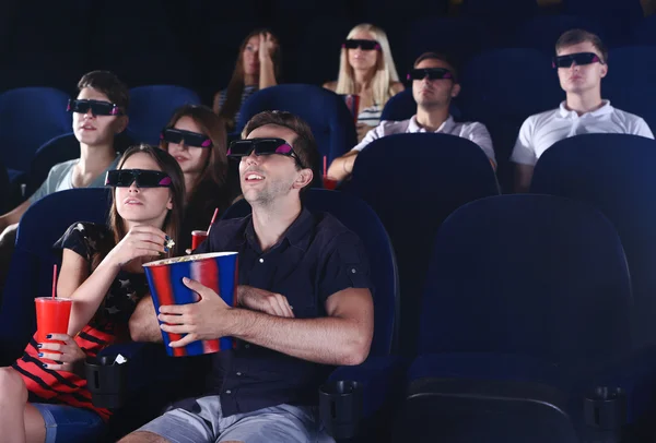 Jovens assistindo filme no cinema — Fotografia de Stock