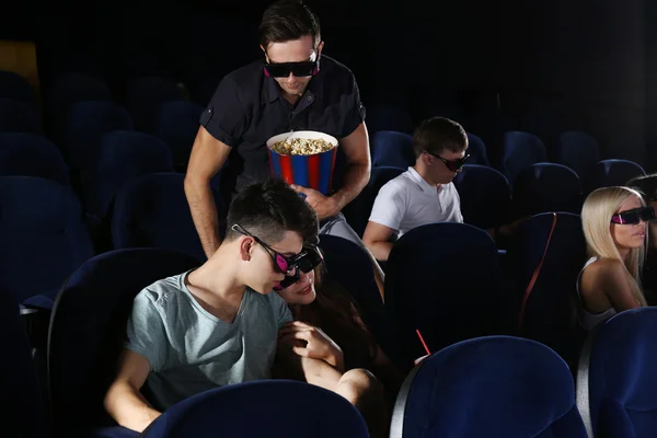 Jovens assistindo filme no cinema — Fotografia de Stock