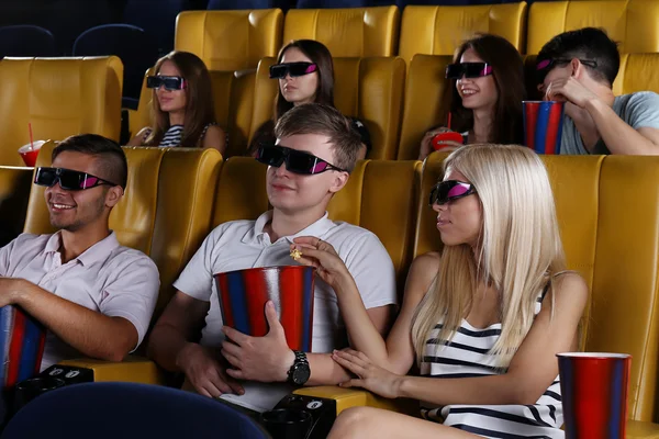 Jovens assistindo filme no cinema — Fotografia de Stock