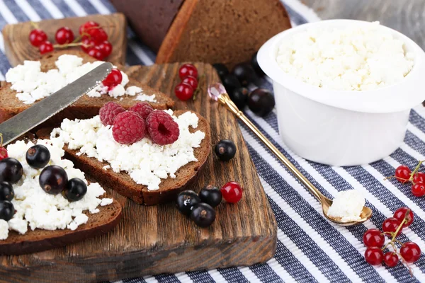 Bread with cottage cheese — Stock Photo, Image