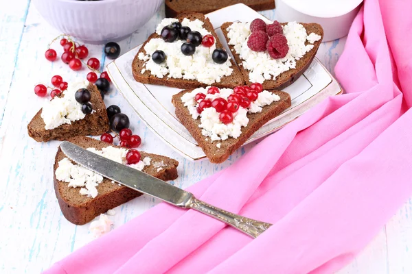 Bread with cottage cheese — Stock Photo, Image