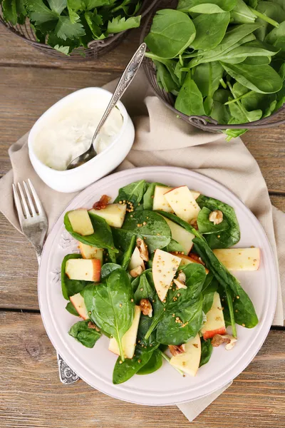 Зеленый салат с яблоками — стоковое фото
