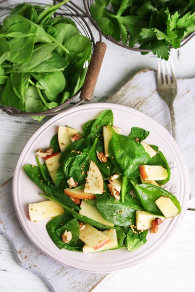 Green salad with apples — Stock Photo, Image