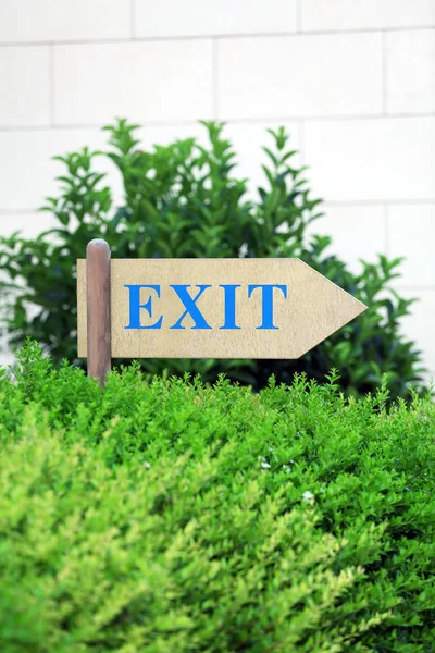 Exit sign at park — Stock Photo, Image