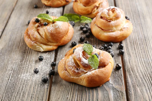 Leckere Brötchen mit Beeren — Stockfoto