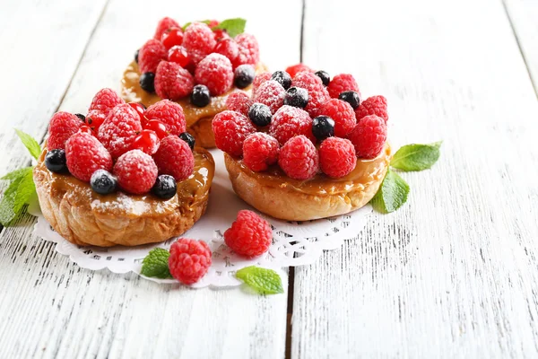 Pasteles dulces con bayas — Foto de Stock