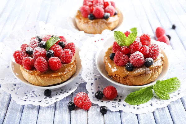 Сладкие пирожные с ягодами — стоковое фото