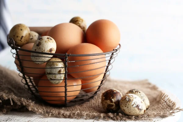 Viele Eier im Korb auf Holzgrund — Stockfoto