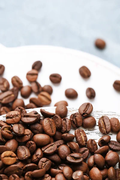 Kávová zrna na barevné dřevěné pozadí — Stock fotografie