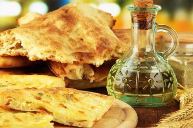 ahşap stand Pita ekmekler ile tablo parlak zemin üzerine yağlıboya