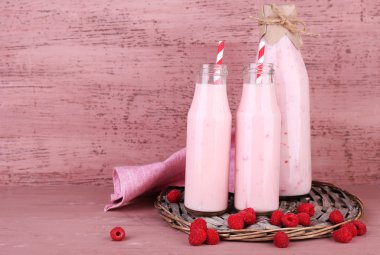 Ahududu güler yüzlü içki şişesi