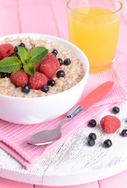 smakelijke havermout met bessen