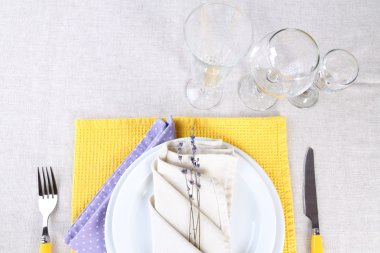 Lavanta çiçekleri ile yemek masası ayarı
