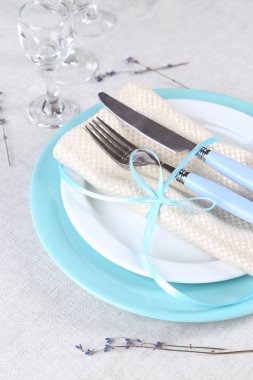 Lavanta çiçekleri ile yemek masası ayarı