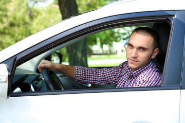 Arabayı süren adam.