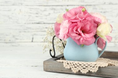 buket eustoma çiçek vazosu