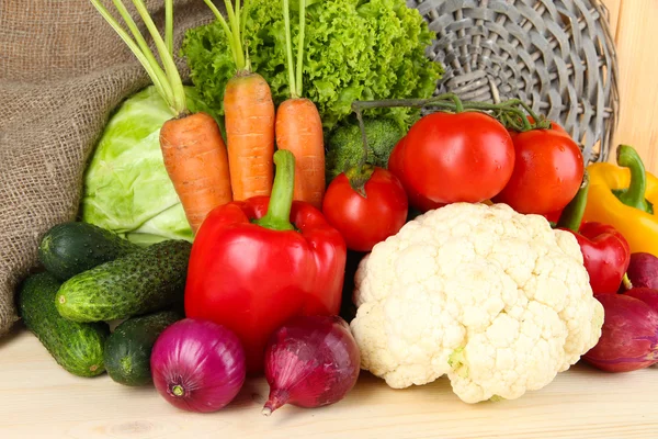 Frisches Gemüse auf Holztisch aus nächster Nähe — Stockfoto