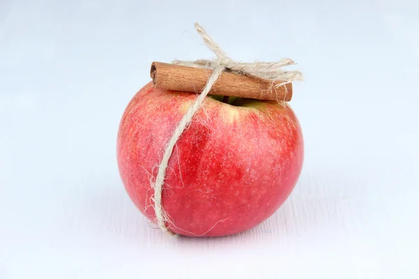 Ώριμο μήλο με με ραβδιά κανέλας που απομονώνονται σε λευκό — Φωτογραφία Αρχείου
