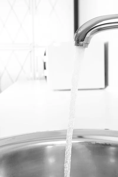 Νερό της βρύσης και του νεροχύτη στην σύγχρονη κουζίνα — Φωτογραφία Αρχείου