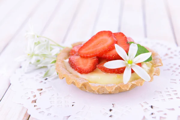 Leckeres Törtchen mit Erdbeeren auf dem Tisch aus nächster Nähe — Stockfoto