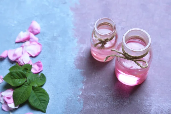 Aceite de rosa en botellas — Foto de Stock