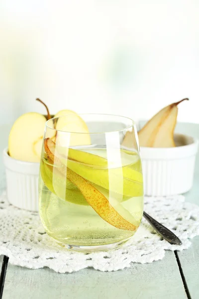 Sangria dricka i glas på träbord, på ljus bakgrund — Stockfoto