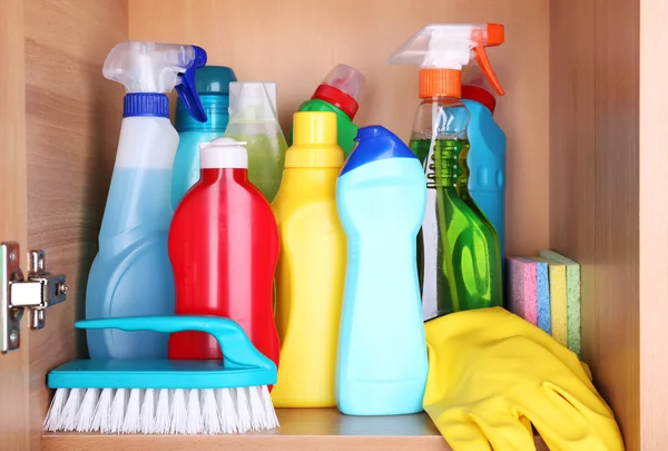 Productos de limpieza en estante — Foto de Stock