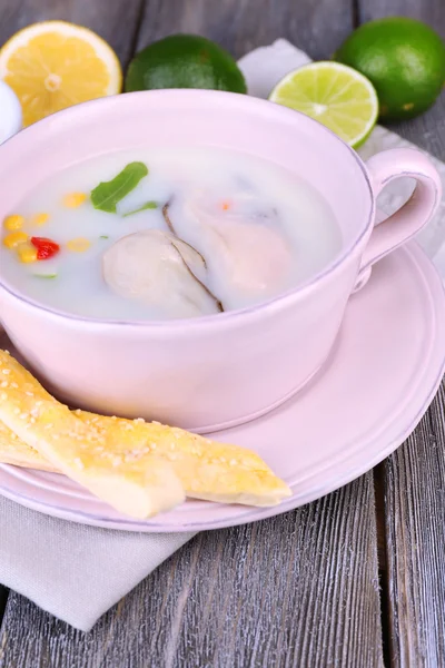 Lekkere soep met oesters op houten tafel — Stockfoto