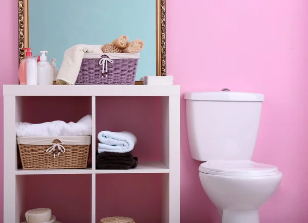 Étagères dans la salle de bain — Photo