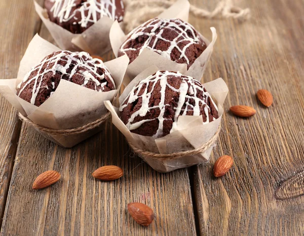 Leckere Cupcakes mit Nüssen auf dem Tisch aus nächster Nähe — Stockfoto