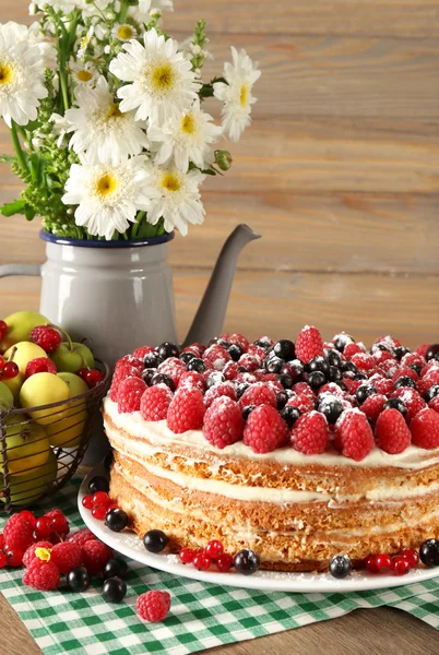 Tasty cake with fresh berries — Stock Photo, Image