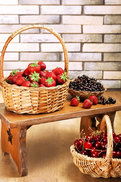 Świeże jagody w koszyku — Zdjęcie stockowe