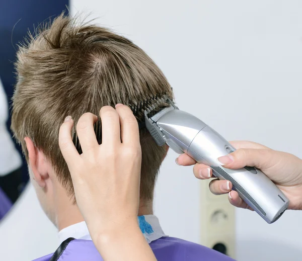 Hairdresser cutting clients hair — Stock Photo, Image