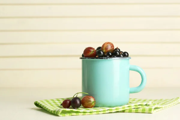 Grosellas negras maduras en taza — Foto de Stock