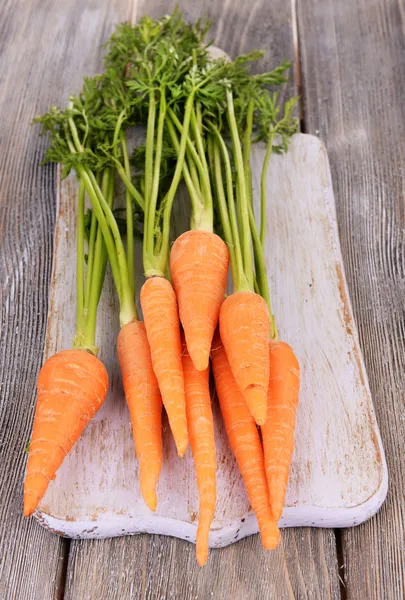 Zanahoria fresca en la tabla de cortar —  Fotos de Stock
