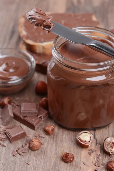 Crema de chocolate dulce en tarro — Foto de Stock